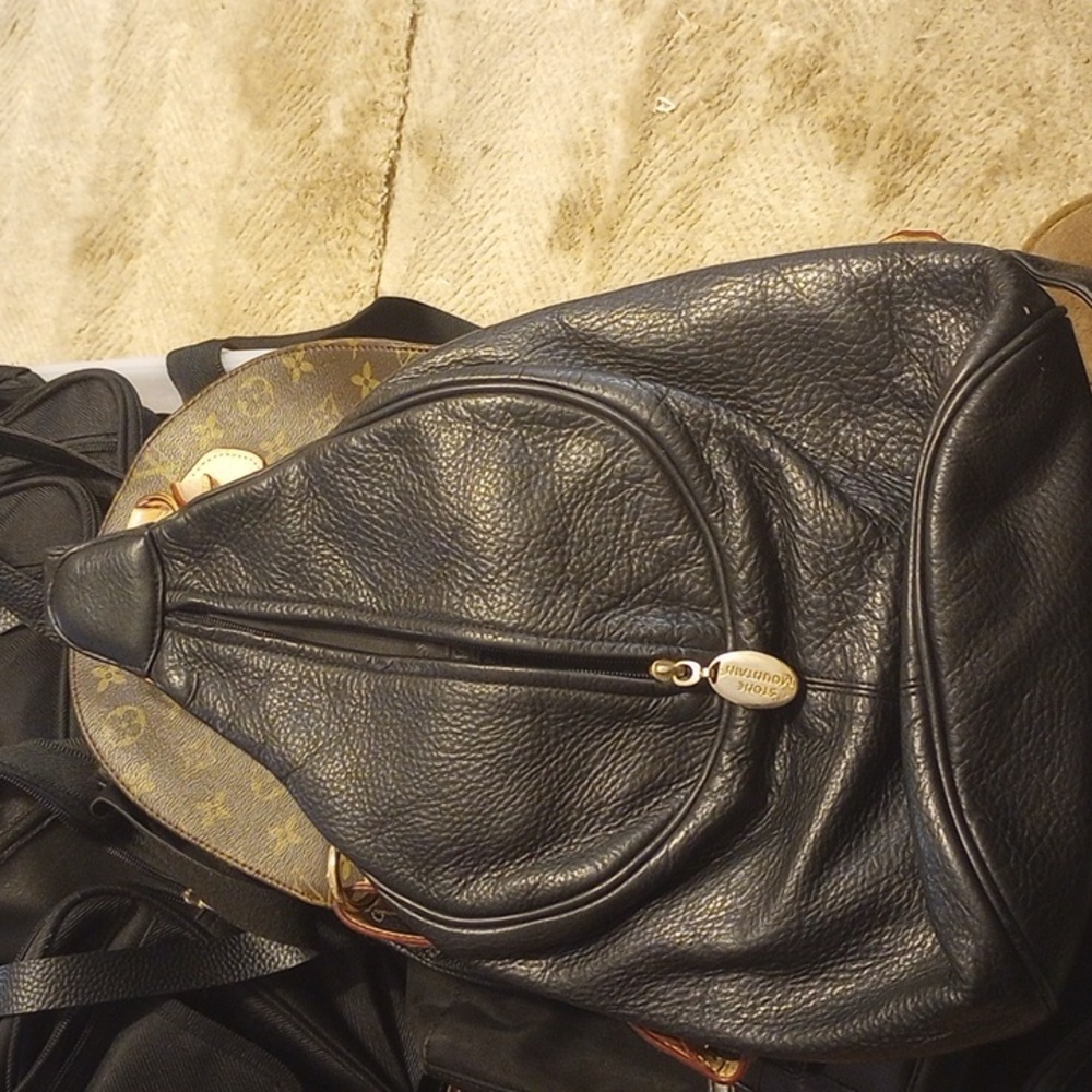 Stone mountain leather  one strap backpack